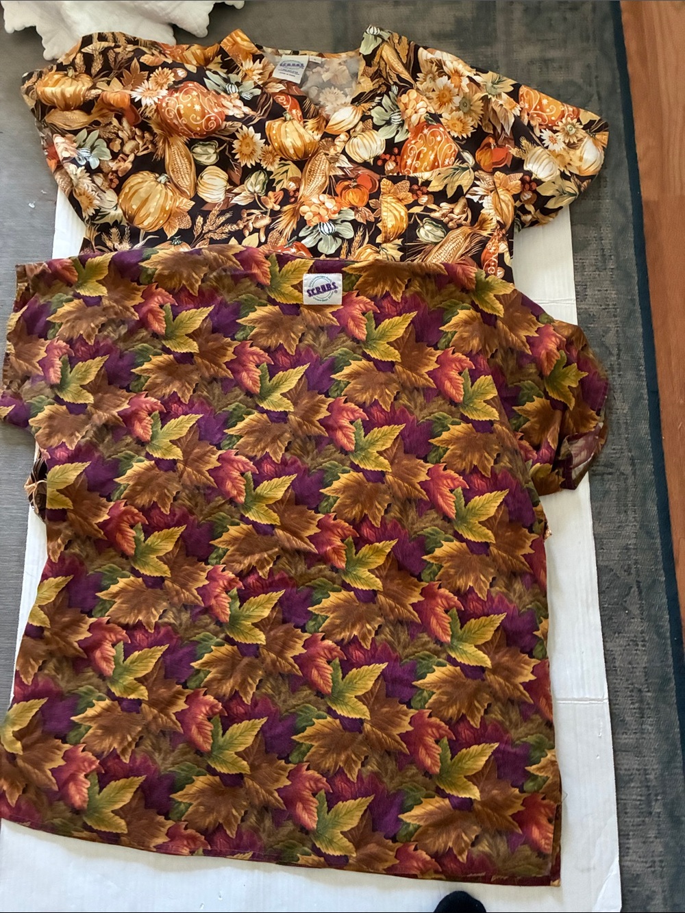 Women’s SmartScrubs Short Sleeve Top in Size Large Autumn Theme